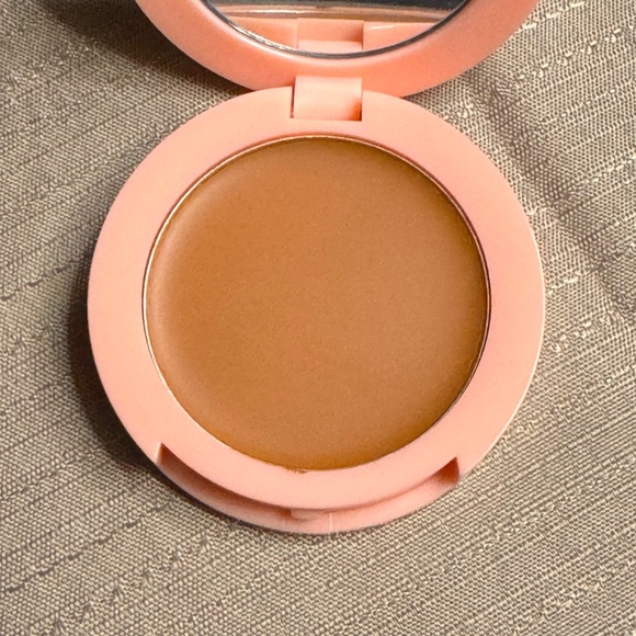 Shaina B 
CREAM BRONZER IN BRONZE HONEY - Picture 2 of 3